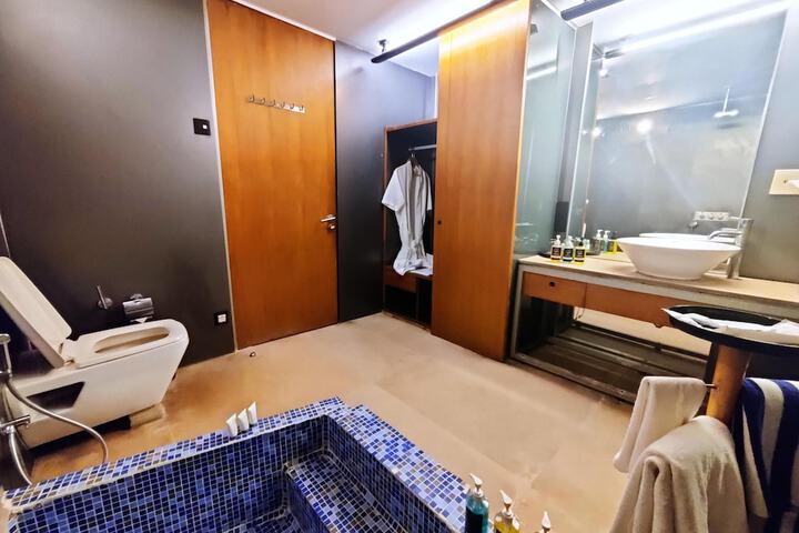 Room 47 of 100