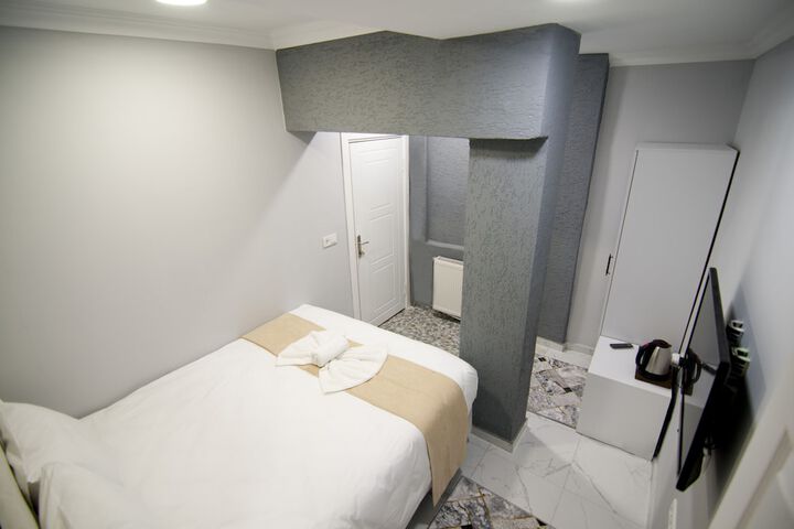 Room 16 of 83