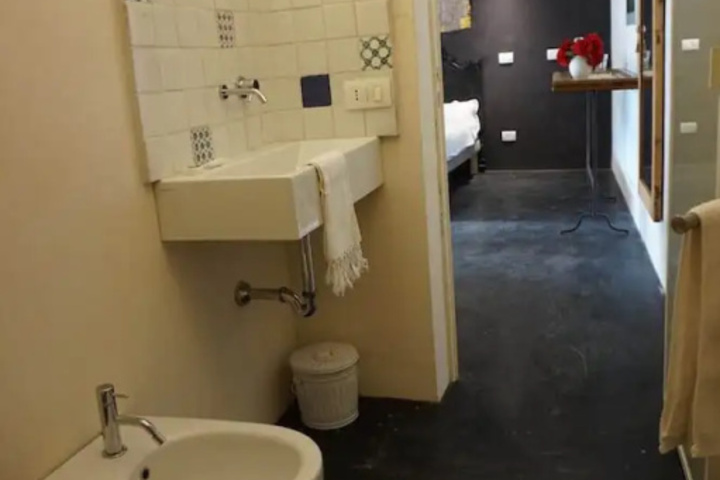 Room 6 of 9