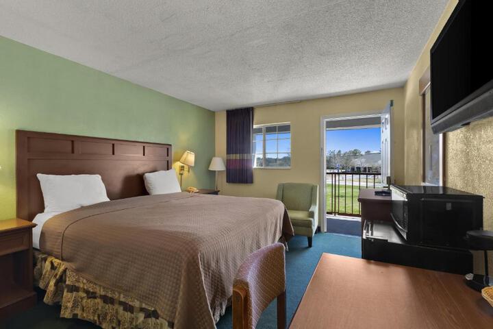Accessible 1 King Bed - Free WiFi, Microwave, Minifridge Coffeemaker Cable TV Desk (5 of 11)