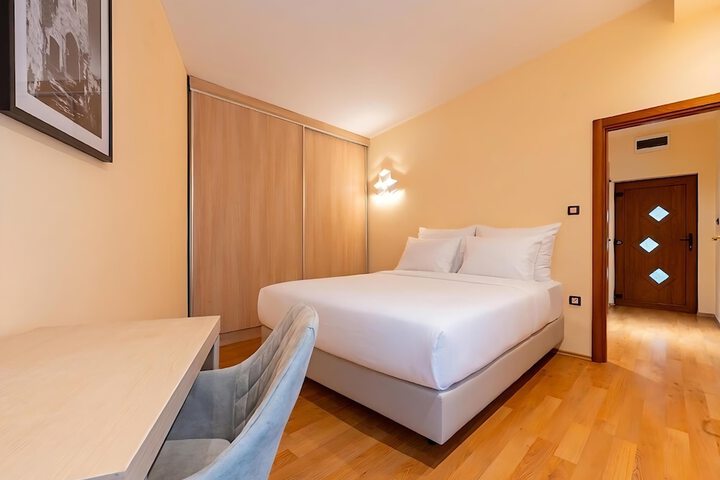 Room 72 of 211