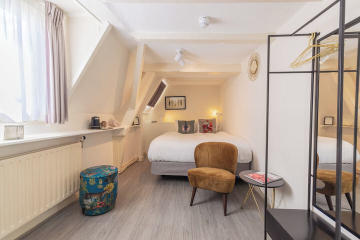 Room 9 of 19