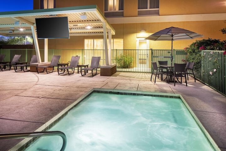 Hotel Pool