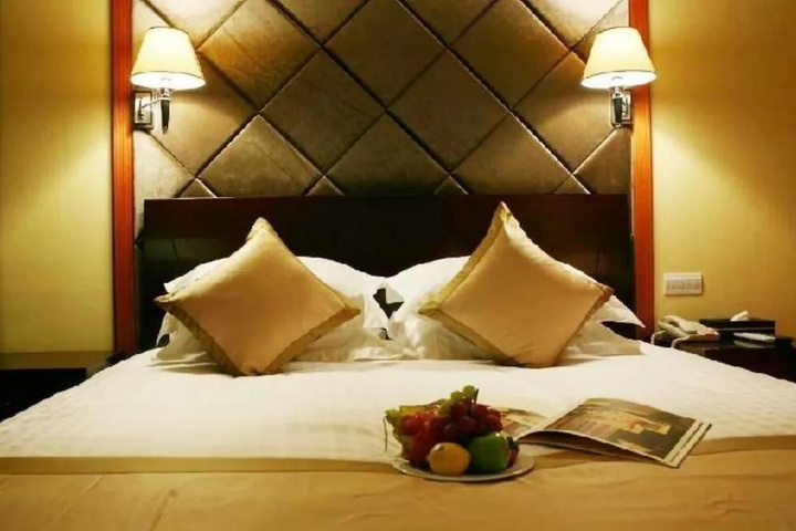 Room 4 of 16