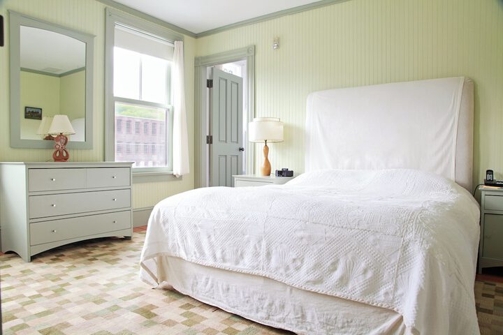 Room 32 of 89