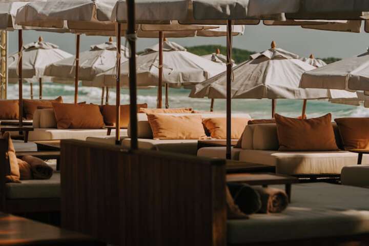 Lounge 27 of 35