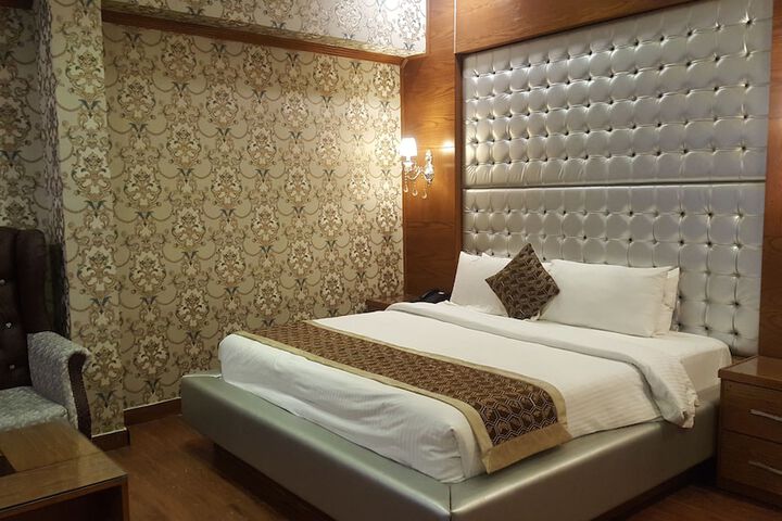 Room 13 of 40