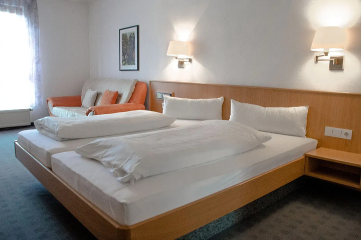 Room 4 of 18