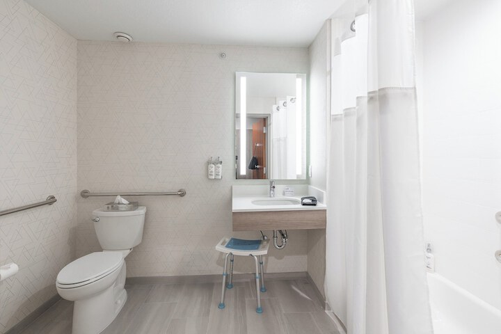 1 King Standard Mobility Accessible Tub (18 of 25)