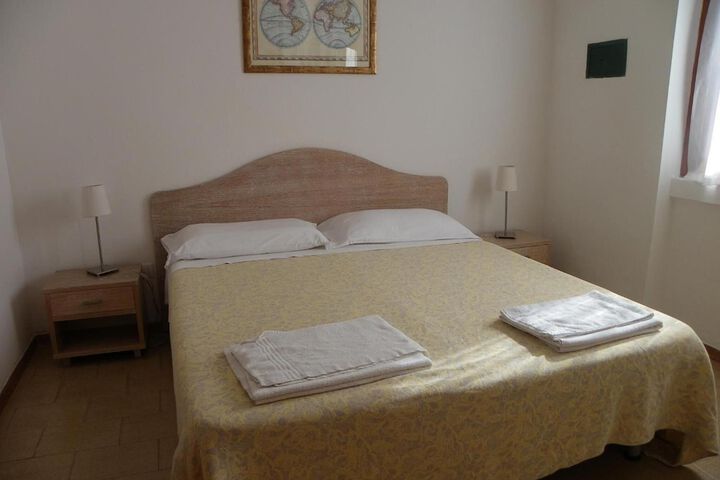 Room 4 of 32
