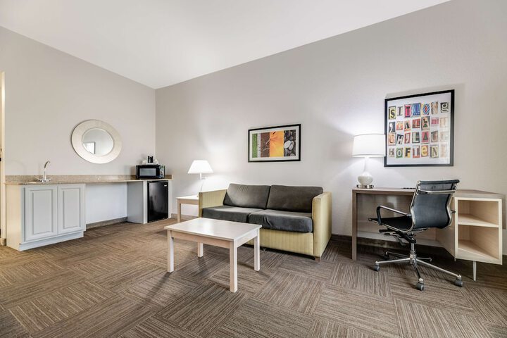 1 King Bed High Speed Internet Accessible Microwave, Refrigerator Full Breakfast (5 of 30)