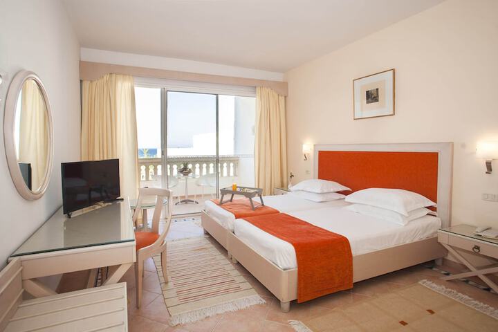 Room 9 of 34