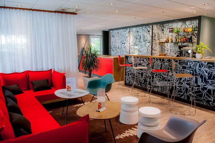 Lounge 55 of 81