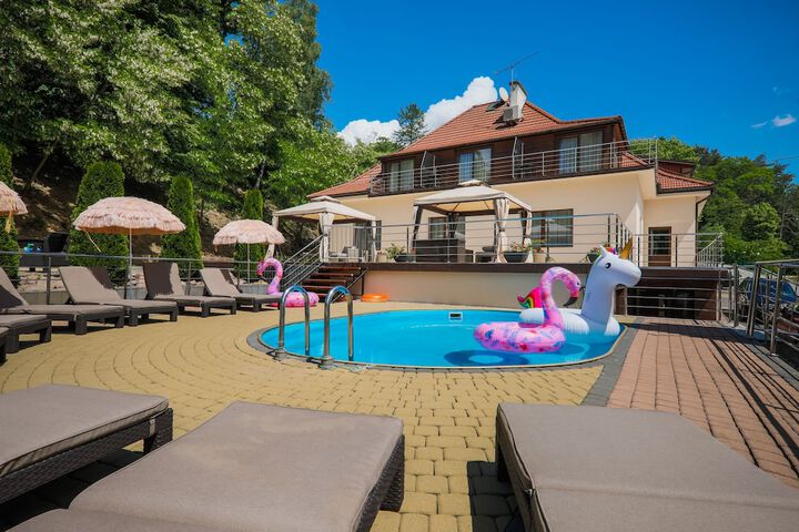 Pool 25 of 67