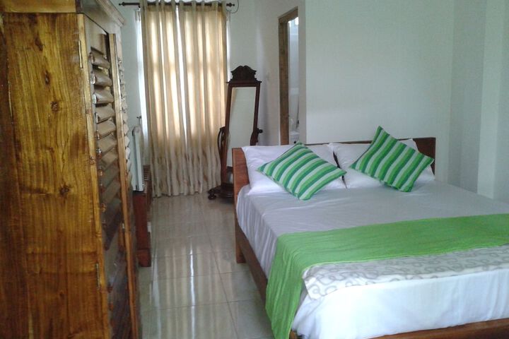 Room 5 of 12