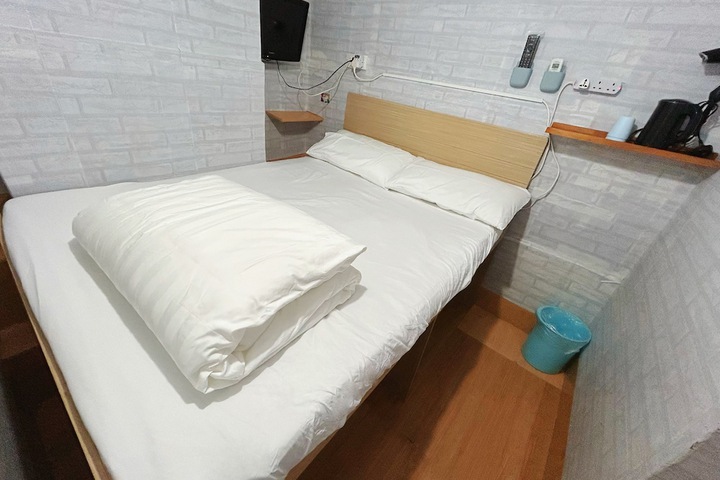 Room 8 of 18