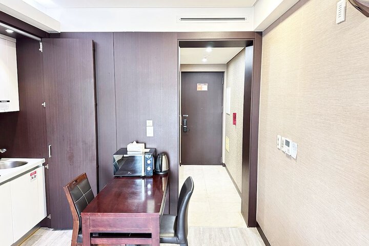Room 8 of 77