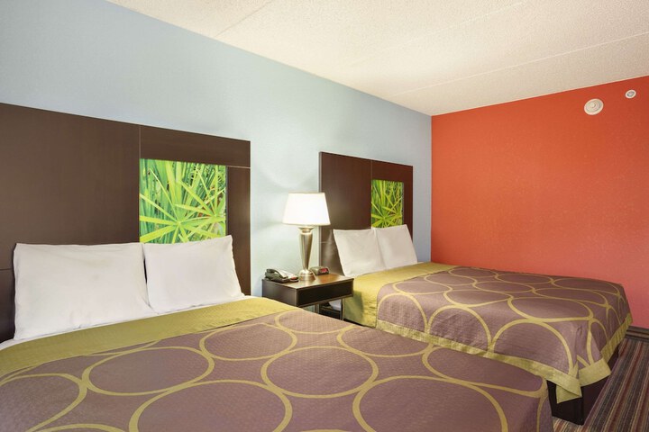 2 Queen Beds (7 of 9)