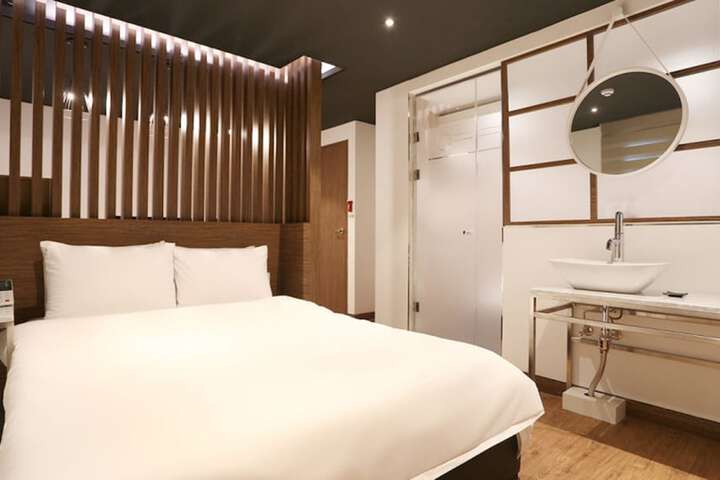 Room 25 of 46