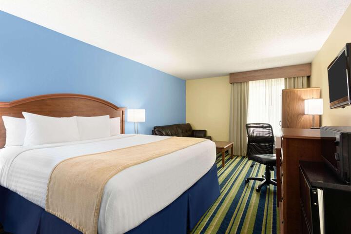 1 Queen Bed (3 of 14)