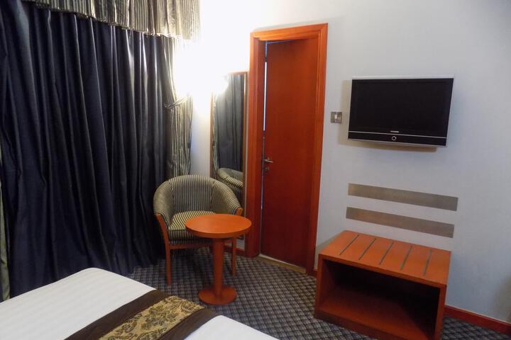 Room 12 of 16
