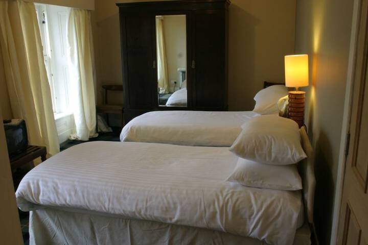 Room 2 of 41