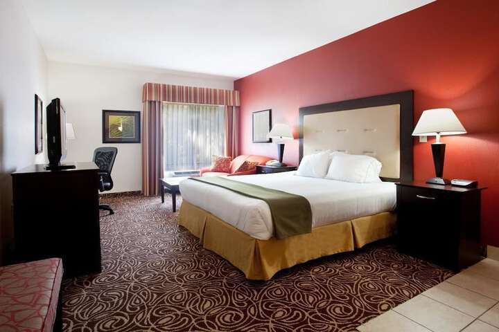 1 King Bed (8 of 9)