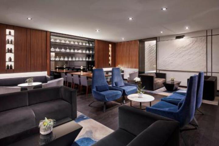 Lounge 6 of 39
