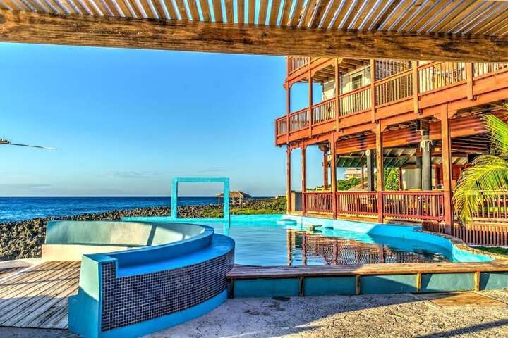 Lands End in Roatan