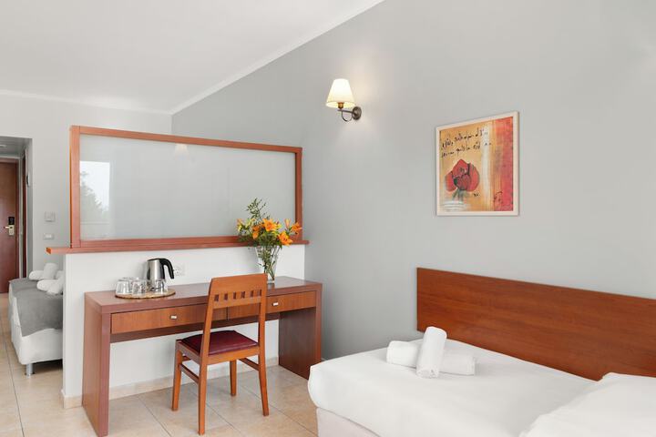 Room 18 of 102