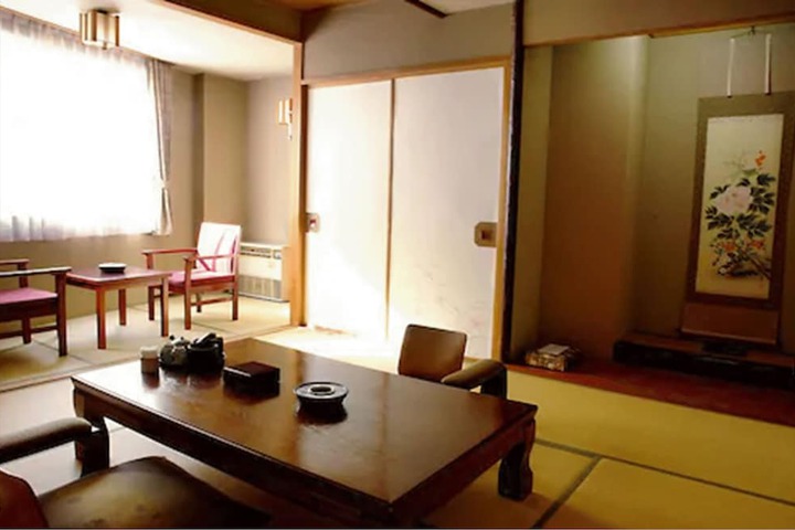 Room 8 of 33