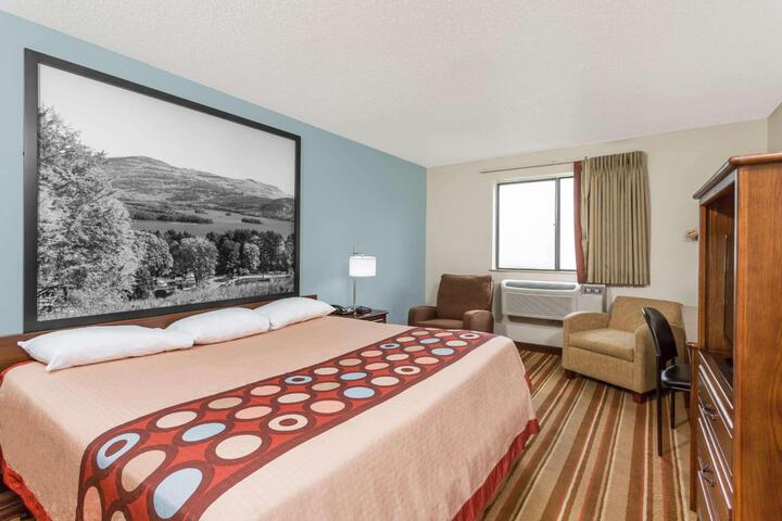 1 King Bed (7 of 8)