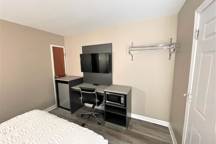 Basic Queen Bed (1 of 5)