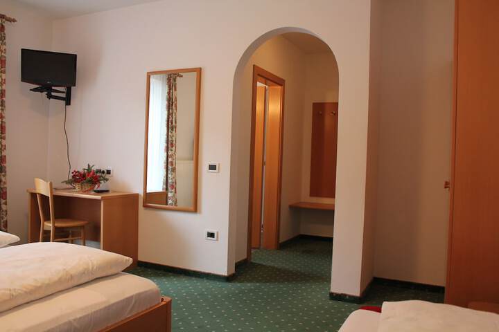 Room 4 of 108
