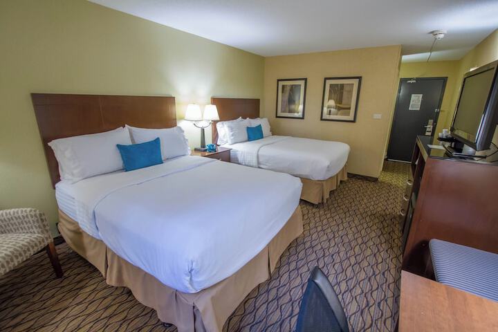 2 Queen Beds (3 of 4)