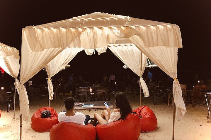 Lounge 81 of 98