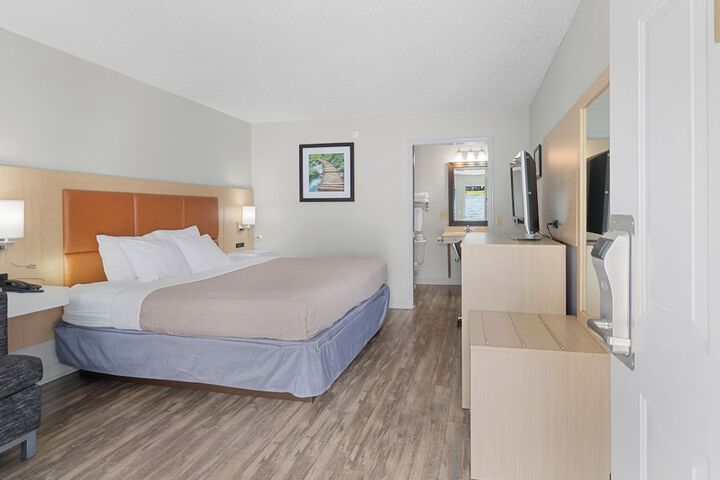 Standard King Bed Stair Accessible Only Bathtub (10 of 23)