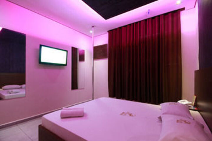 Room 4 of 8
