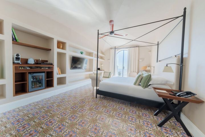 Room 28 of 104