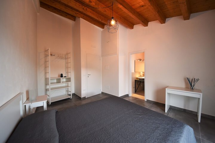 Room 6 of 16