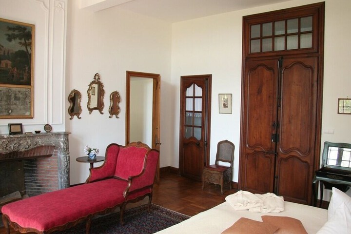 Room 9 of 30