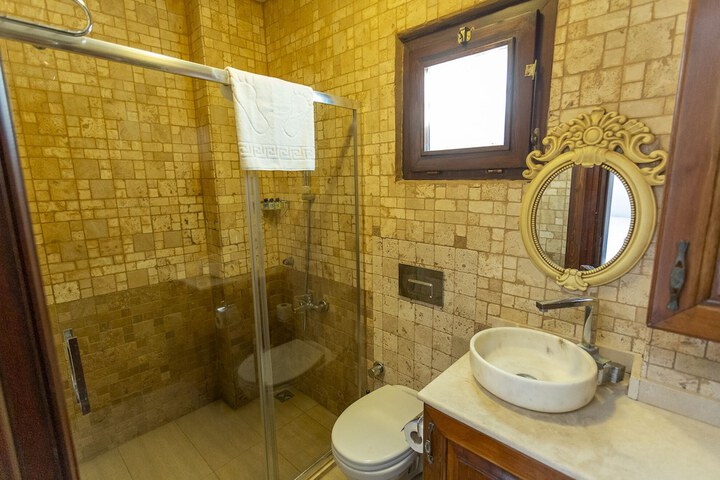 Room 12 of 32
