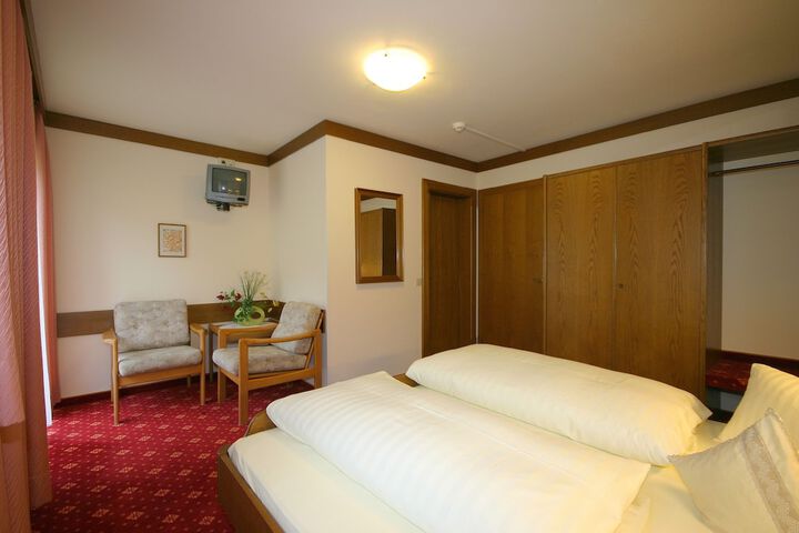 Room 3 of 73