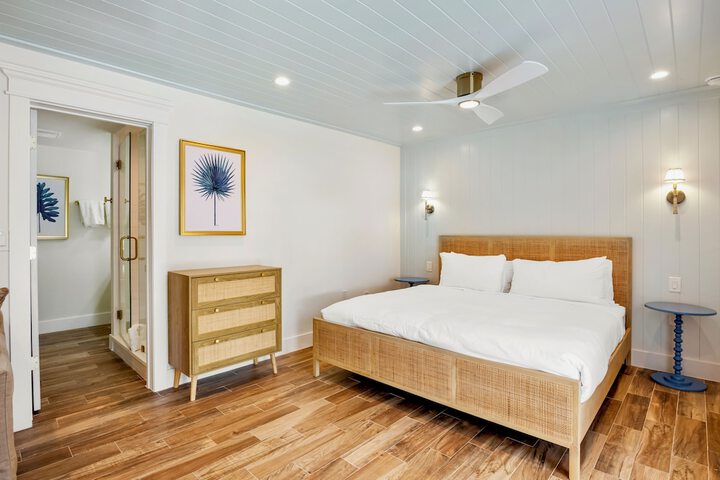 Room 43 of 230