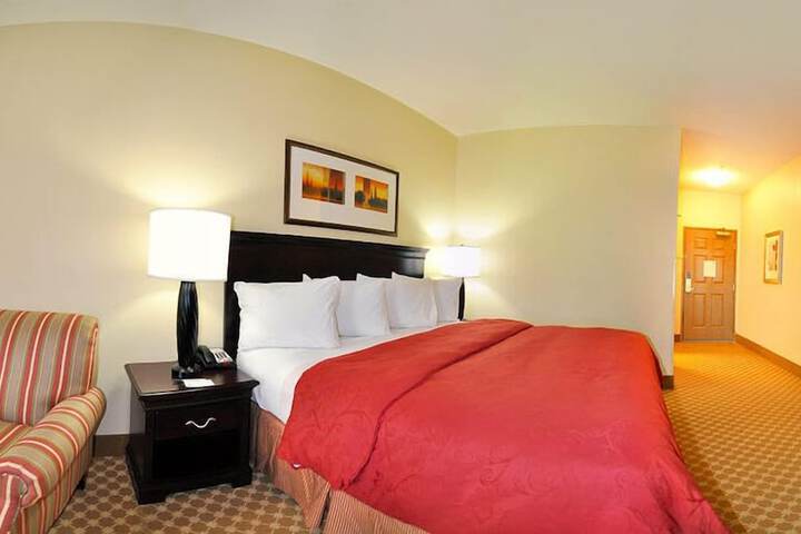 1 King Bed (3 of 18)