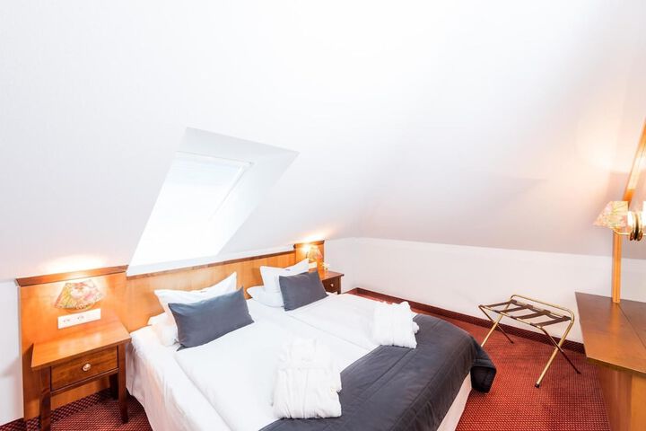 Room 10 of 33