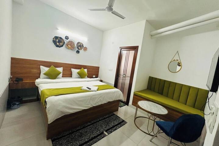 Room 4 of 10