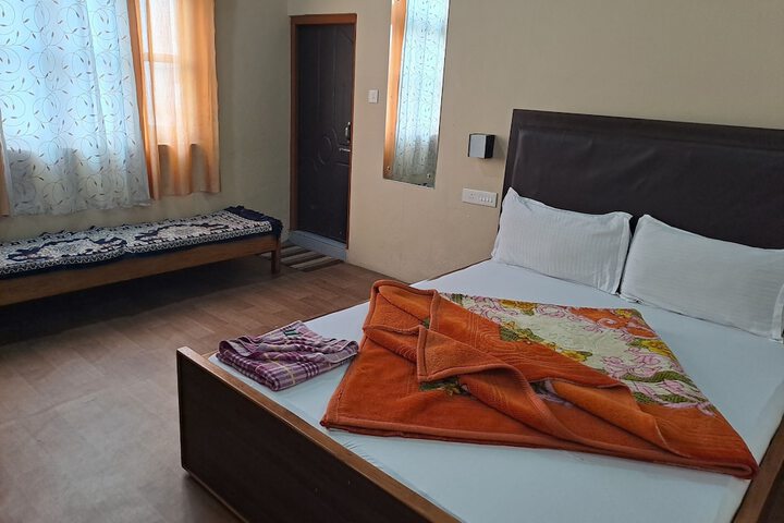 Room 5 of 12