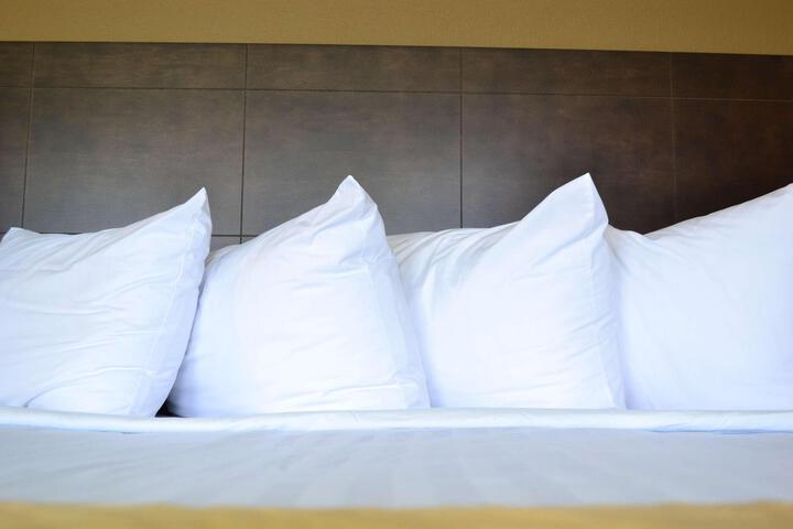 1 Queen Bed (5 of 8)
