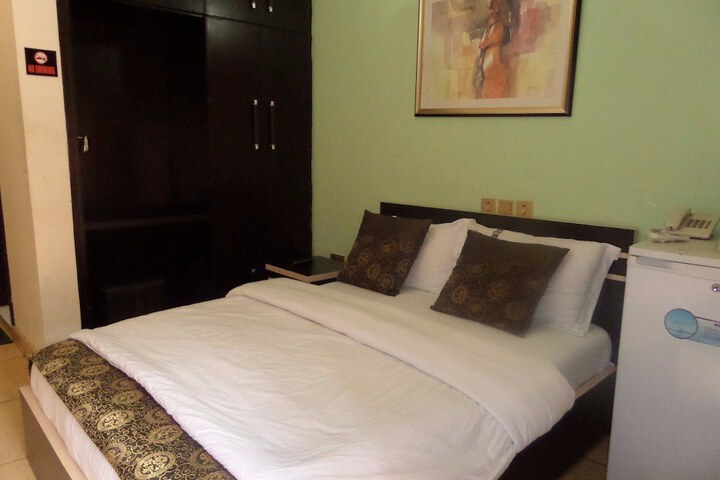 Room 3 of 32